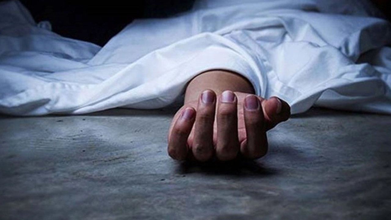 নিখোঁজের ৩ দিন পর থানার পাশে মিলল তিন সন্তানের মায়ের লাশ